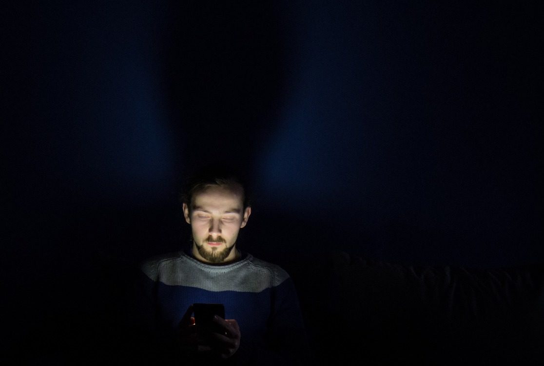 homme qui ne trouve pas le sommeil à cause de la lumière bleue