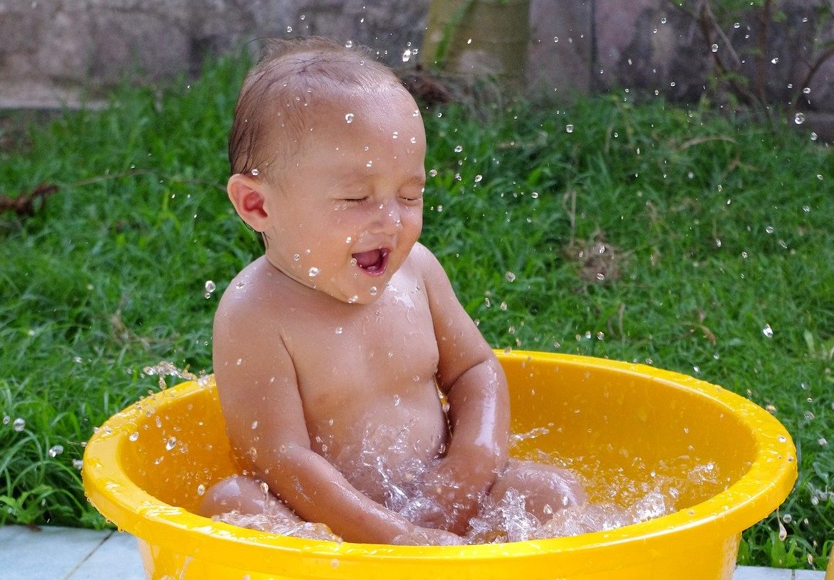 Baignoire bébé en voyage et autres solutions pour son bain